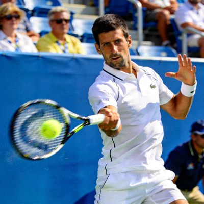 网球名将诺瓦克·德约科维奇在赛场上挥拍击球的专业动作